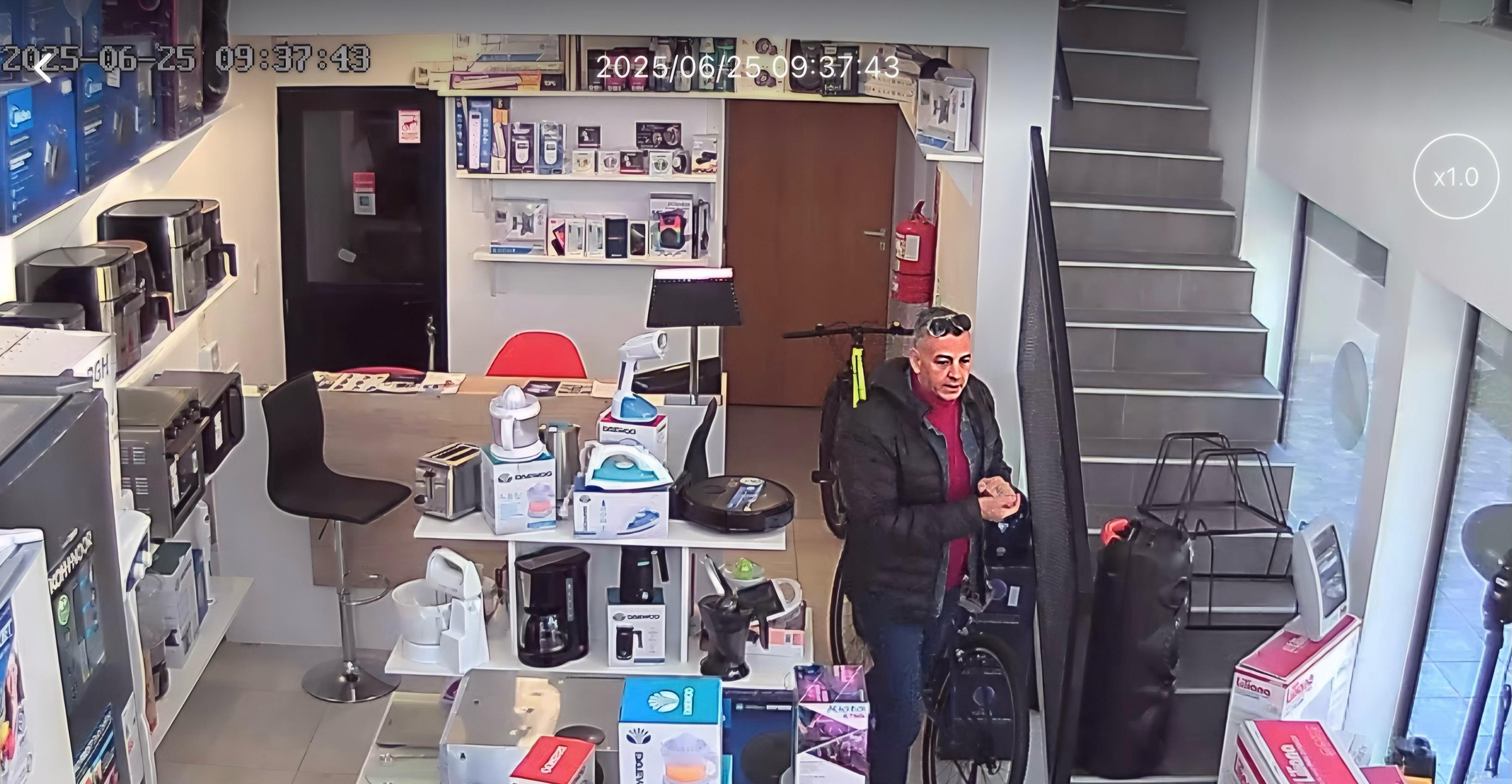 Estafó a un comercio de Funes con transferencias falsas y quedó grabado: robó casi $100 mil en productos